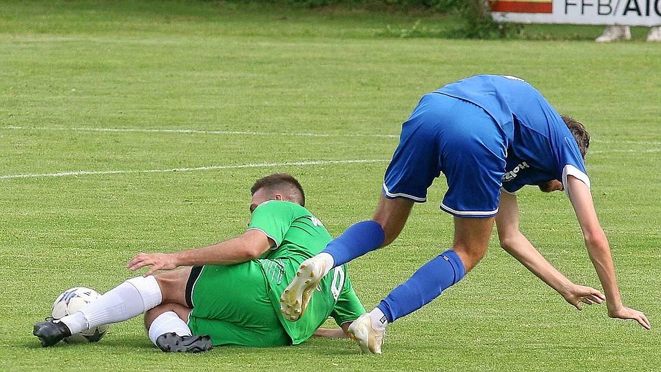 Wieder aufrappeln ist beim FC Aich (in Blau, hier gegen Waldperlach) angesagt.