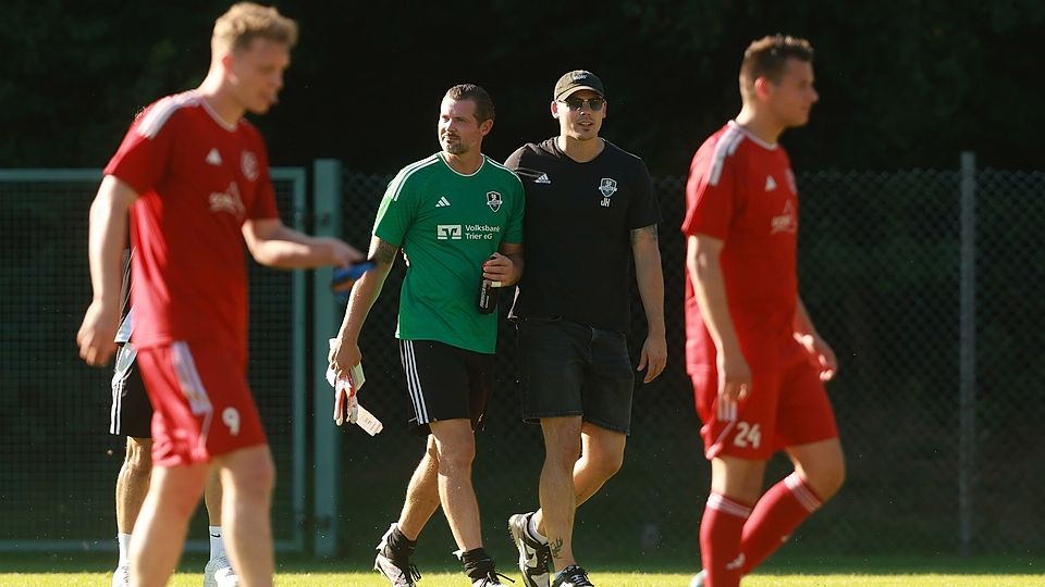 Bitterer Abgang: Kurz vor Schluss kassierte Hochwald-Torwart Sebastian Grub (hinten links) ein Abschlagtor seines Laubacher Pendants Jonas Landen und musste nach dem Abpfiff erst mal von seinem verletzten Torwart-Kollegen Jan-Niklas Koltes aufgebaut werden. 