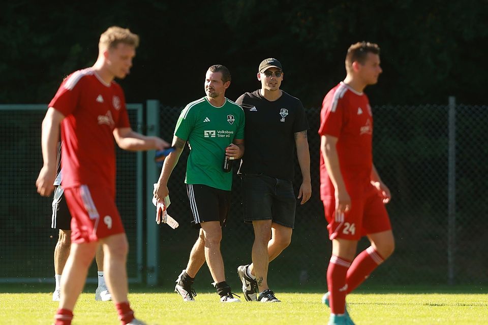 Bitterer Abgang: Kurz vor Schluss kassierte Hochwald-Torwart Sebastian Grub (hinten links) ein Abschlagtor seines Laubacher Pendants Jonas Landen und musste nach dem Abpfiff erst mal von seinem verletzten Torwart-Kollegen Jan-Niklas Koltes aufgebaut werden. 