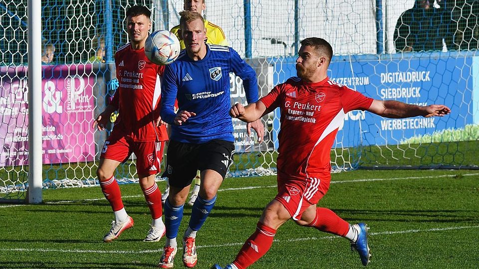 Ein verrücktes Fußballspiel hat sich an diesem Samstag in Etzenricht zugetragen, wo der TSV Seebach (in rot) in der Nachspielzeit noch zum 3:2-Sieg per Lucky-Punch kam.
