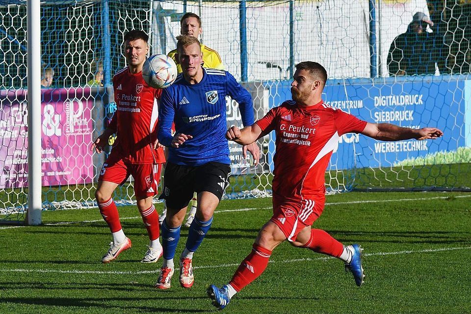 Ein verrücktes Fußballspiel hat sich an diesem Samstag in Etzenricht zugetragen, wo der TSV Seebach (in rot) in der Nachspielzeit noch zum 3:2-Sieg per Lucky-Punch kam.