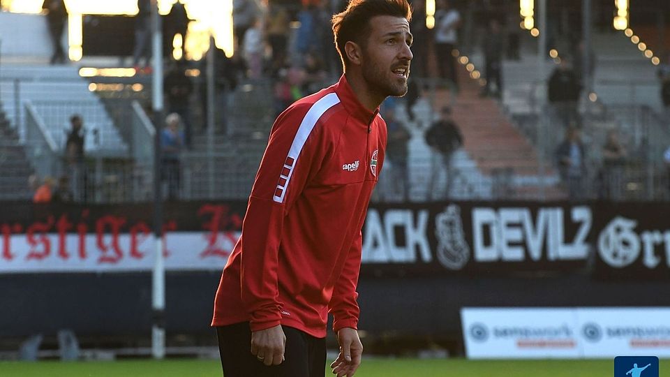 Ungläubiger Blick: Landsberg-Coach René Schröder und seine Elf durften in Burghausen den ersten Sieg bejubeln. 