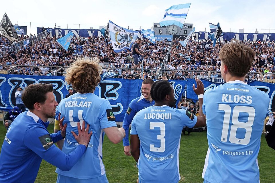 Löwen-Heimspiele machen wieder Spaß: Verlaat & Co. lassen sich nach dem 5:1-Sieg gegen Cottbus in der Westkurve feiern.