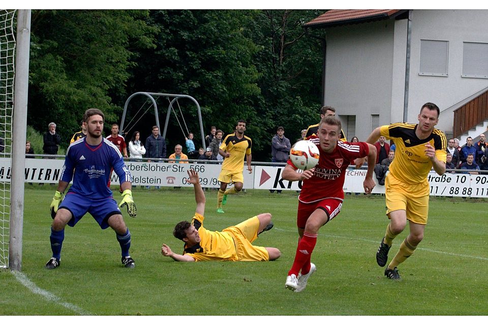 Der TSV Kornburg (in Rot) dominierte das erste Rele­gationsspiel gegen den ASV Burglengenfeld, geht nun aber trotzdem mit einer denkbar ungünsti­gen Ausgangssituation ins Rückspiel. F: Weigert