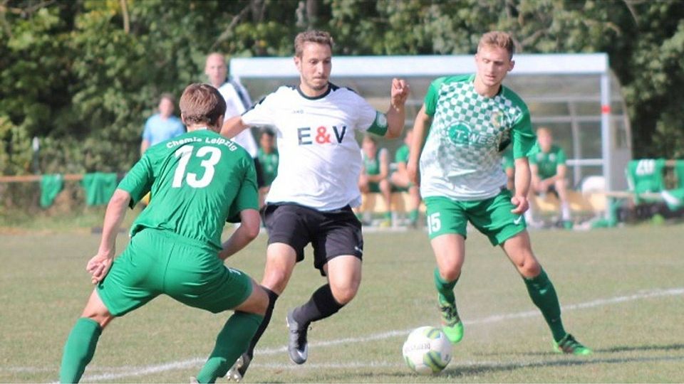 Sowohl die Chemiker aus Leutzsch (hier mit Marcus Mann, Nummer 13) als auch der SV Eintracht-Süd (hier mit Kai Böttner, am Ball) sind am kommenden Wochenende aufgrund vom Spielverlegungen nicht im Einsatz. F: Nicole Jacob