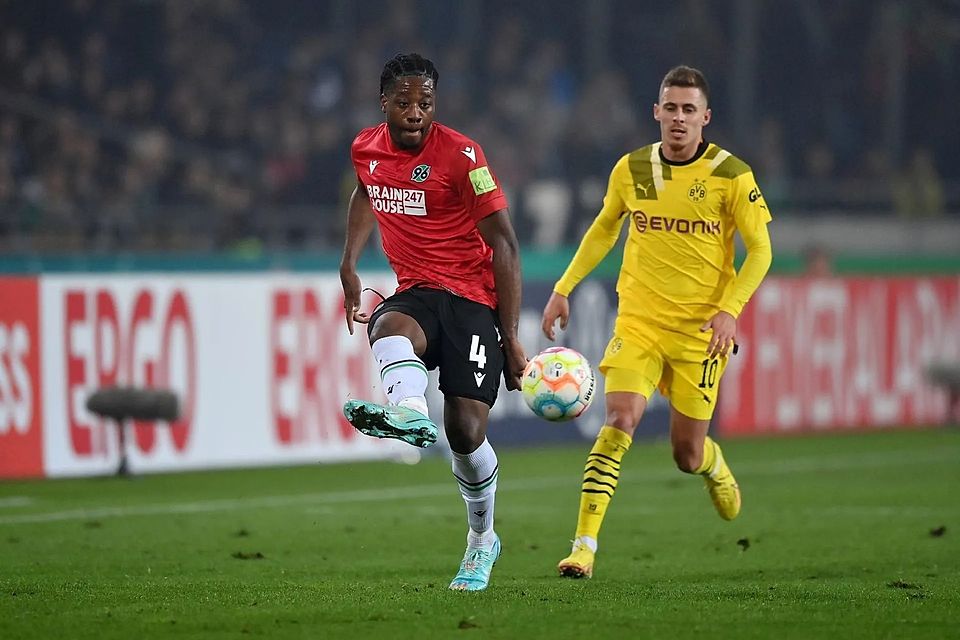 U-Nationalspieler Bright Arrey-Mbi (l.).