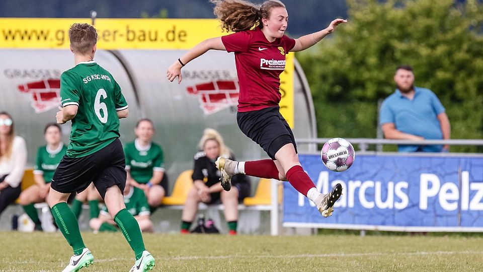 Überfliegerin: Catharina Limbrunner (r.) fegt an SG-Spielerin Tanja Terla vorbei.
