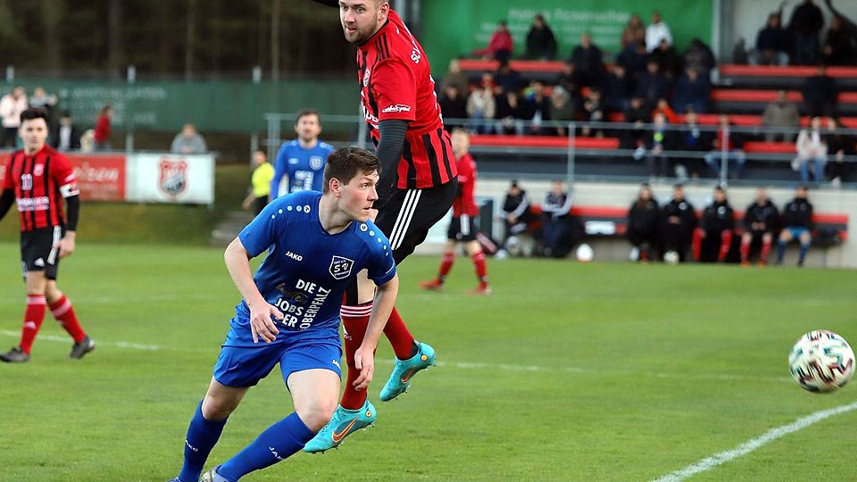 Oliver Danzer (unten) ist zurück beim SV Etzenricht, steht aber voraussichtlich nur bis August zur Disposition.
