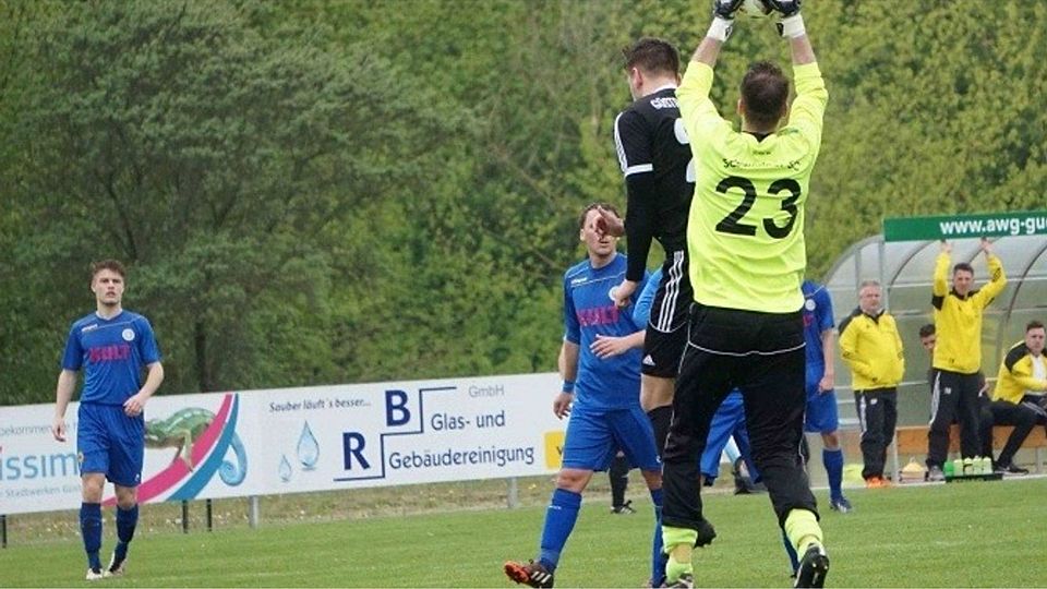 Doppeltorschütze Helmut Derr zog in diesem Duell den kürzeren...