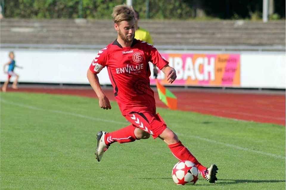 Der 1. FC Passau um Offensivkraft Marco Kurz hat den FC Ergolding zu Gast F: Bernhard Enzesberger
