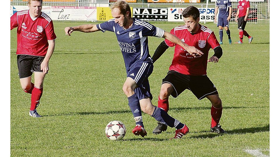 Den Bezirksligisten ein Bein gestellt: Der TSV 1860 Weißenburg (rechts Markus Lehner) gewann mit 2:0 gegen den TV Büchenbach und steht im Viertelfinale des Totopokals. F: Mühling