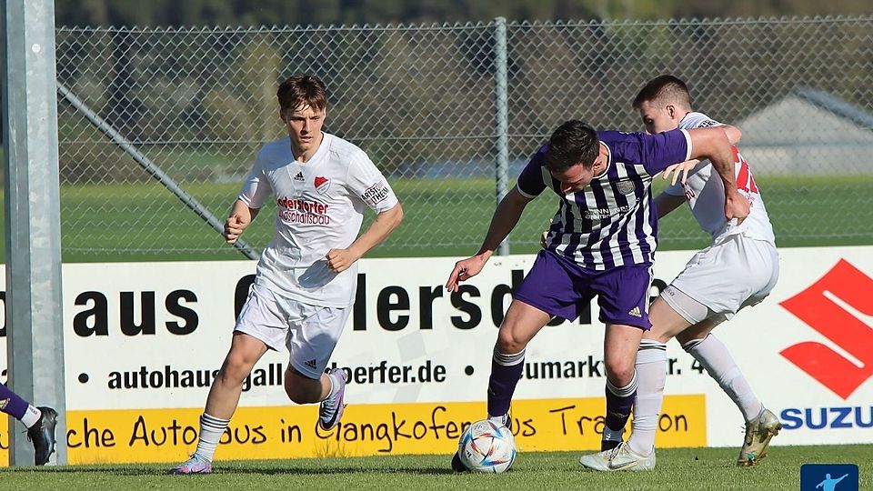 Durch den 1:0-Erfolg gegen den FC Ergolding (weiße Trikots) fuhr der TSV Gangkofen wichtige drei Punkte im Abstiegskampf ein