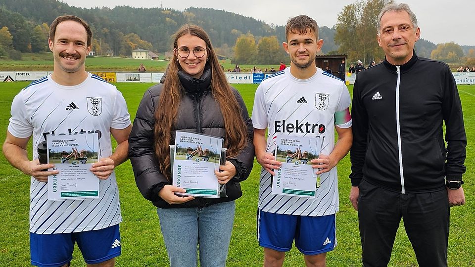 Von links: Michael Schambeck, Pauline Mangelkramer und Philipp Pfeifer von der 1.SG Regental mit Kreisspielleiter Ludwig Held.