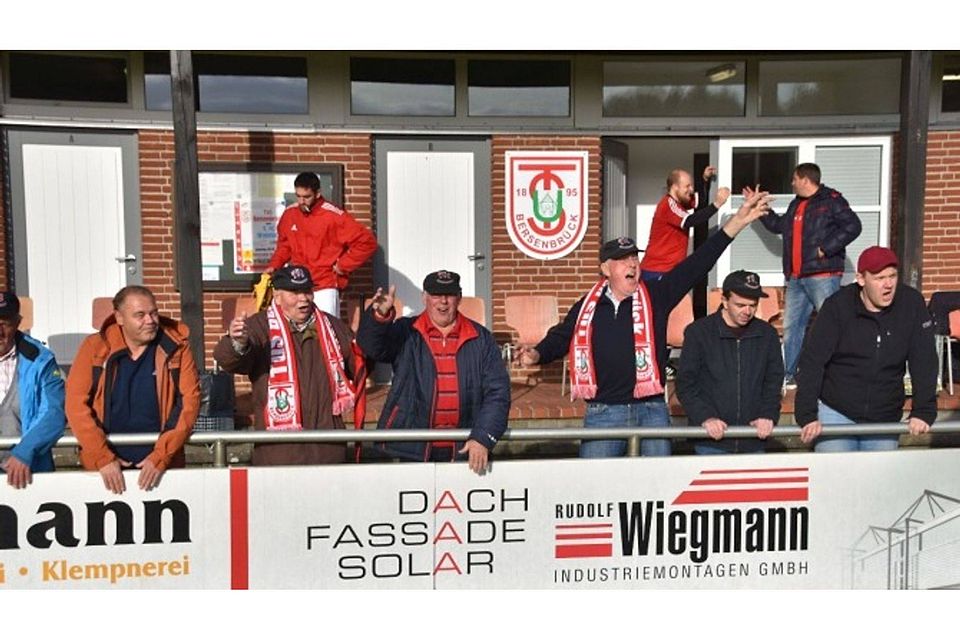 Ausnahmezustand herrschte bei den Fans des TuS Bersenbrück. F: Reinhard Rehkamp