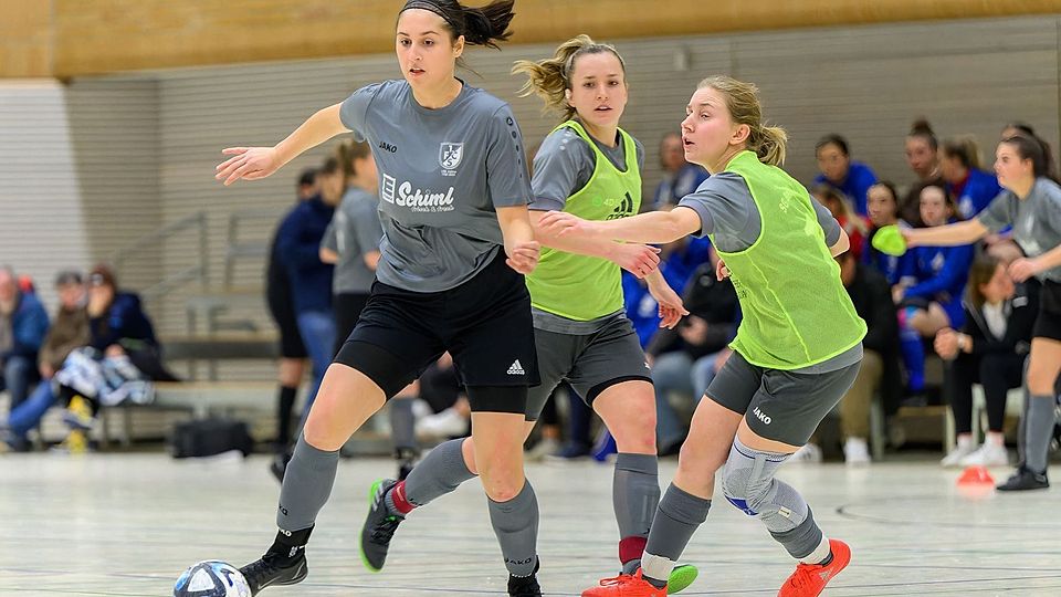 Der 1. FC Schwarzenfeld (am Ball) geht als Titelverteidiger an den Start. Doch die Konkurrenz ist namhaft.
