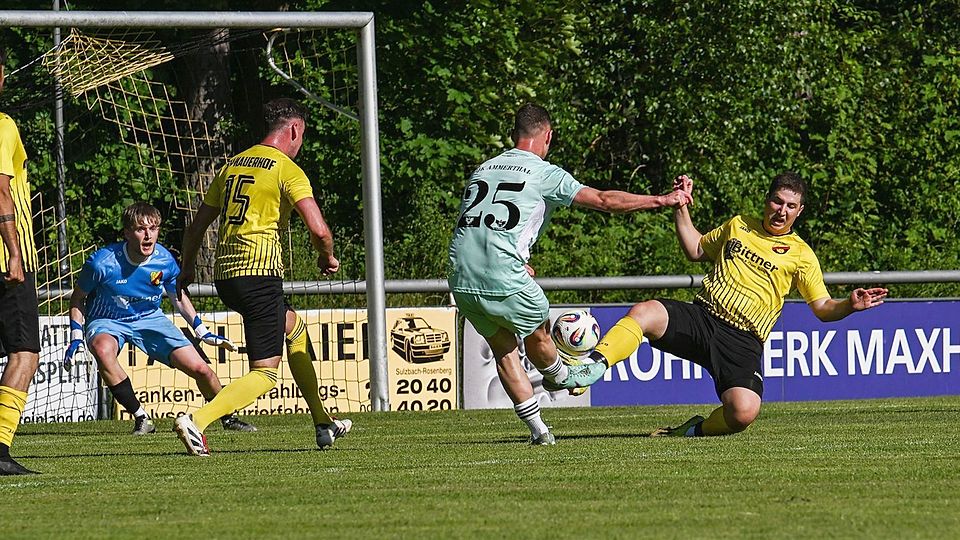 Der Rückstand beträgt sechs Punkte - kann der SV Kauerhof (in Gelb-Schwarz) noch in den Kampf um Platz 3 eingreifen?