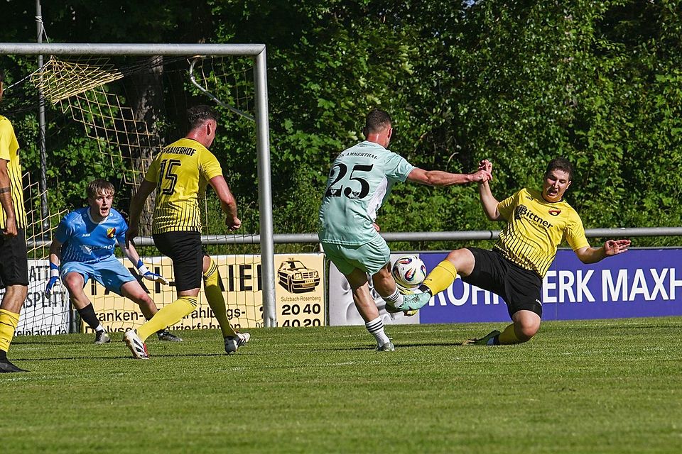 Der Rückstand beträgt sechs Punkte - kann der SV Kauerhof (in Gelb-Schwarz) noch in den Kampf um Platz 3 eingreifen?