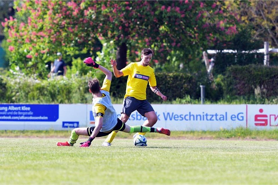 Endrit Beka (SV/BSC Mörlenbach)  lässt Torhüter Kirill Dornhoff (SG  Lampertheim) rechts liegen,  netzt zum 6:0  ein.