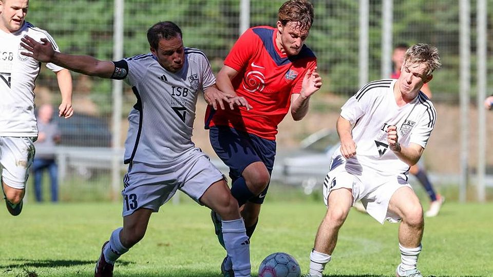 Der TSV Höchst (links Kevin Seiler, rechts Maximilian Reitz) marschiert weiter durch die Kreisoberliga. Auch bei der SG Rimhorn/Neustadt (in der Mitte Bastian Weis) setzte sich der Gruppenliga-Absteiger am Sonntag klar mit 6:0 durch.	Foto: Joaquim Ferreira