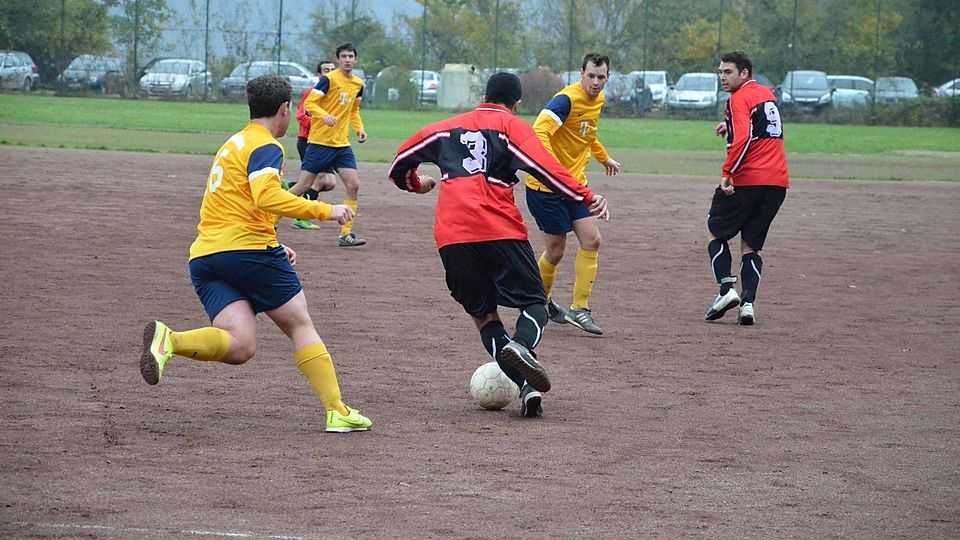 Verletzungsprobleme und Existenzängste: Fußball spielen ist auf dem Platz in Trechtingshausen kaum möglich. F: Boor