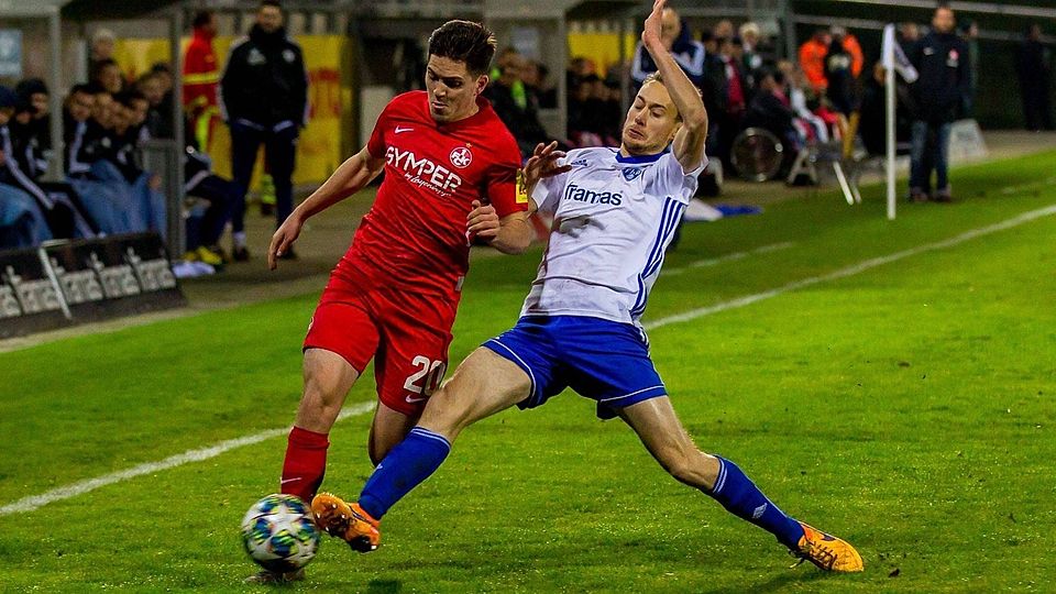 Sascha Hammann (rechts), hier im Verbandspokal gegen den 1. FC Kaiserslautern, hat um ein weiteres Jahr beim FK Pirmasens verlängert. 