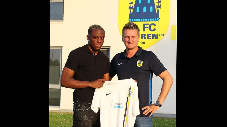 Sportdirektor Frank Rombey (rechts) begrüßt Joseph Mbuyi vom FC Hürth beim 1. FC Düren. Foto: Kevin Teichmann
