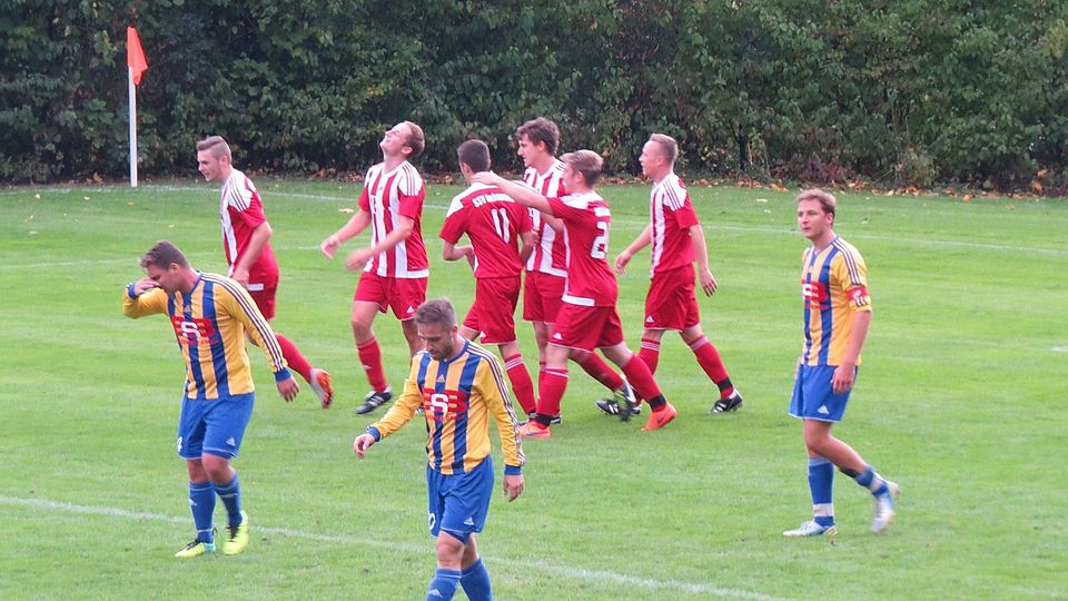 Jubel nach dem Führungstreffer: Die Anhauser Spieler freuen sich mit Torschütze und Trainer Martin Weng, die Akteure der TSG Stadtbergen sind frustriert.	Fotos: Maximilian Merktle