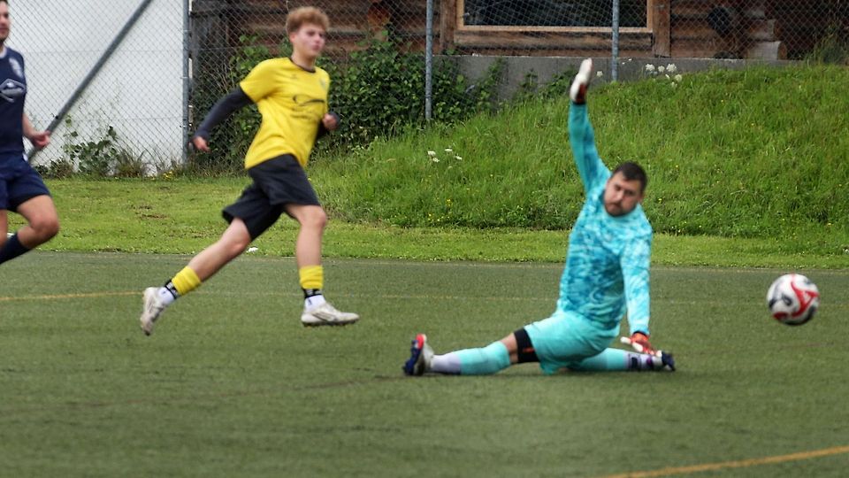 Abgeklärt gemacht: Jonas Lützel (Mi.) ließ in dieser Szene ASC-Keeper Phil Malzacher beim 3:0 keine Chance. Am Ende siegte der SV Bad Tölz mit 4:0.