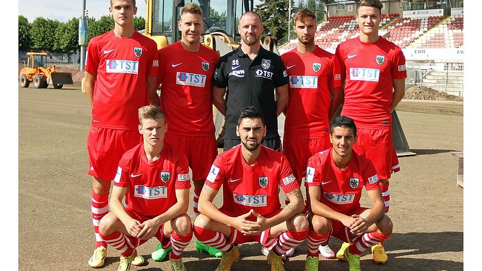 Stillstand: Beim offiziellen Foto-Termin Anfang letzter Woche präsentierte sich Trainer Sascha Eller (schwarzes T-Shirt) mit den Zugängen oben von links Jan Just, Patrick Auracher, Kevin Lahn und Fabian Eck sowie unten von links Sebastian Schmitt, Ricky Pinheiro und Mohammed Tahiri. Seitdem hat es auf dem Spielermarkt allerdings keine Bewegung mehr gegeben.	Foto: Photoagenten / Christine Dirigo