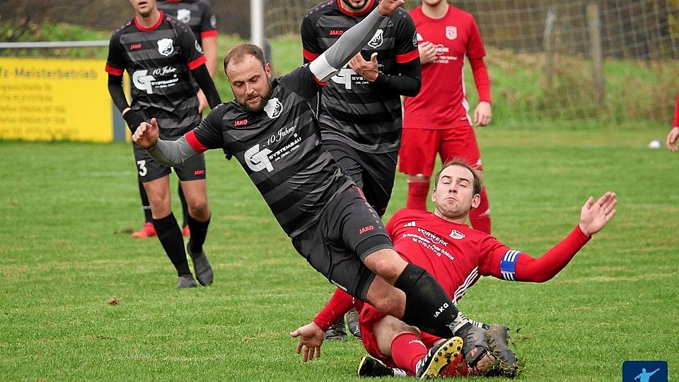 Vor einer hohen Hürde steht der TSV Pleystein (in Rot) im Gastspiel bei der Landesligareserve des SC Luhe-Wildenau.