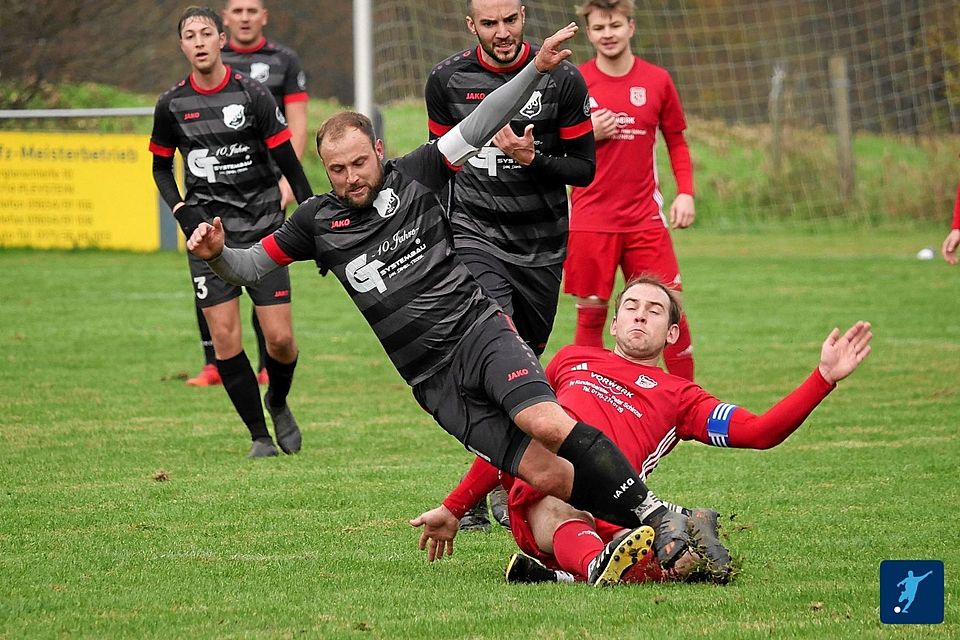 Vor einer hohen Hürde steht der TSV Pleystein (in Rot) im Gastspiel bei der Landesligareserve des SC Luhe-Wildenau.