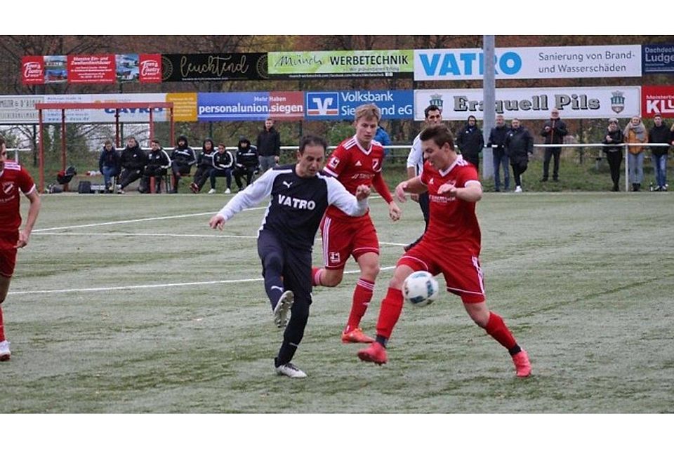 Die zweite Garde des VfR Rüblinghausen stürzte den Tabellenführer aus Bleche/Germinghausen auch dank eines Treffers von Mentor Hajdari (l., hier im Spiel der ersten Mannschaft) Archivfoto: Stefan Stark