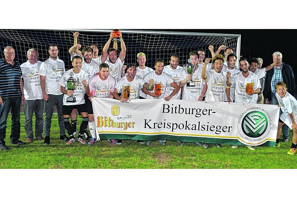 Pokale und Bier fehlten nicht: Die Kicker des GFC Düren 99 freuten sich über den Gewinn des Kreispokals. Foto: Krol