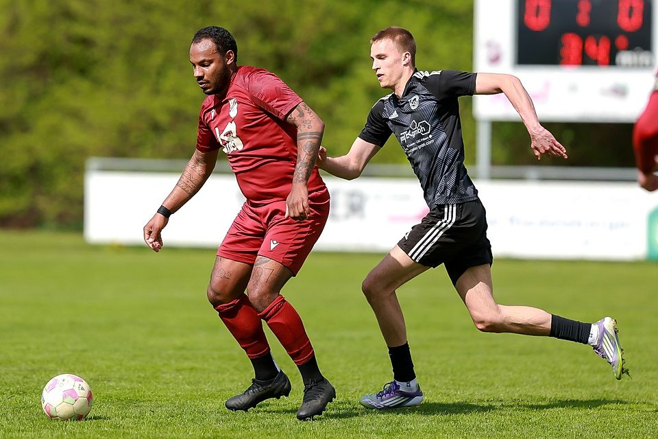 Marvin Kohou (links) und sein SV Klingsmoos blieben gegen den FC Gerolsbach erfolglos.