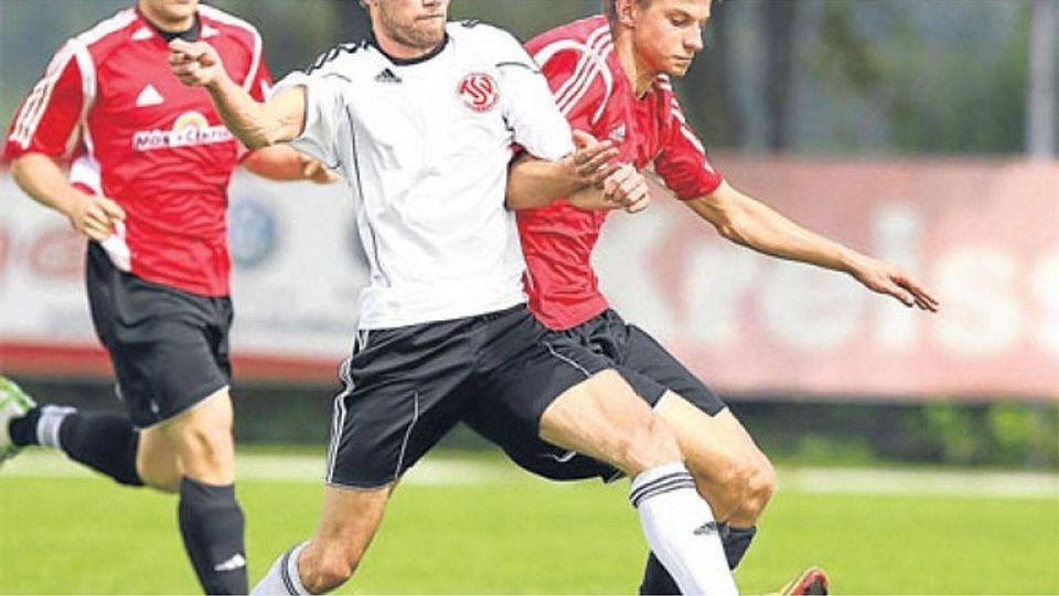 Her mit der Kugel: Der Rotter Jürgen Stindl (weiß) nimmt Martin Pakleppa (Peiting II) den Ball ab. Am Ende siegte Rott verdient mit 4:0. Foto: BSE-Pictures
