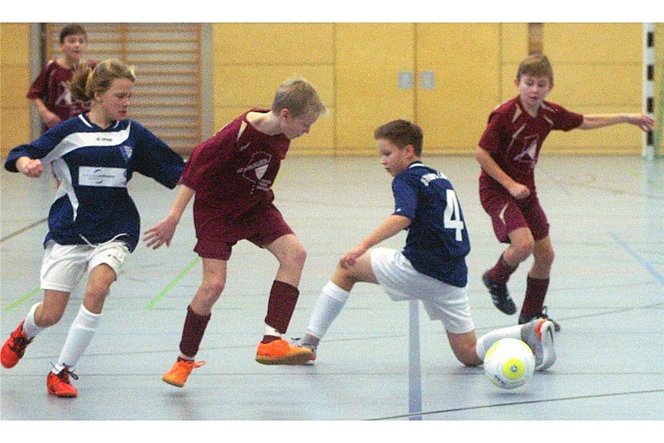 Die D-Junioren lieferten sich bei ihren Turnieren spannende Spiele in der Maxhütter Stadthalle.  Fotos: Artmann