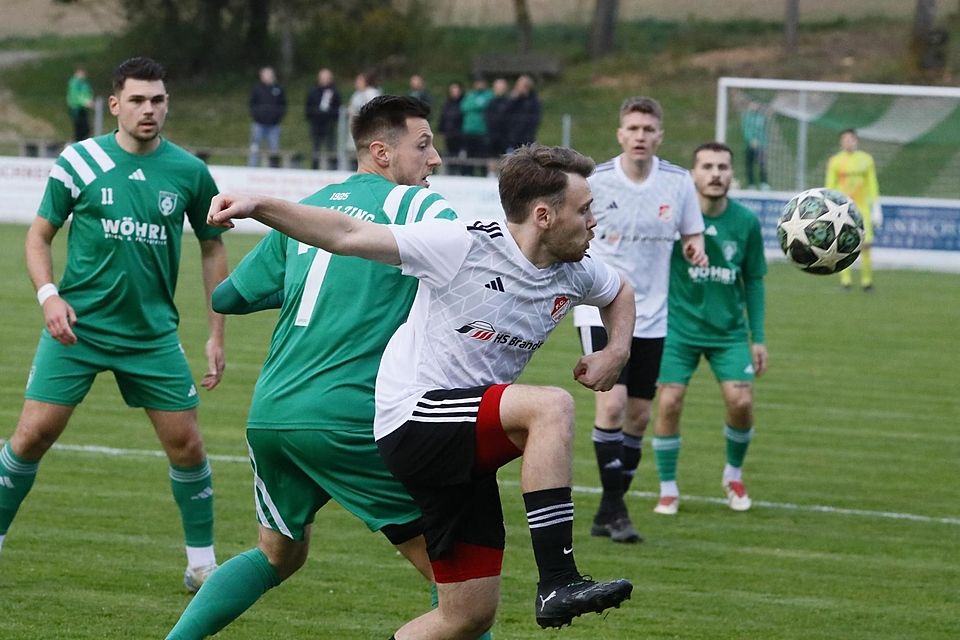 Stark dagegengehalten: Palzings Fabian Radlmaier (l.) erzielte kurz vor der Halbzeit das wichtige 1:1. Das war die Basis für den letztlich verdienten 3:1-Sieg gegen Finsing.
