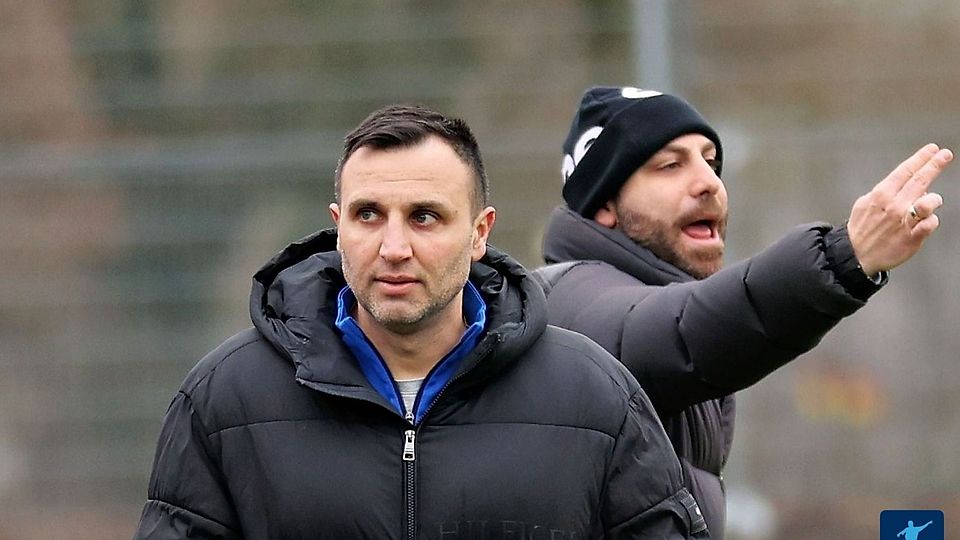 Ümit Balikci (vorne) und Volkan Zer coachen auch in der kommenden Saison den Unterbau des FV Biebrich.