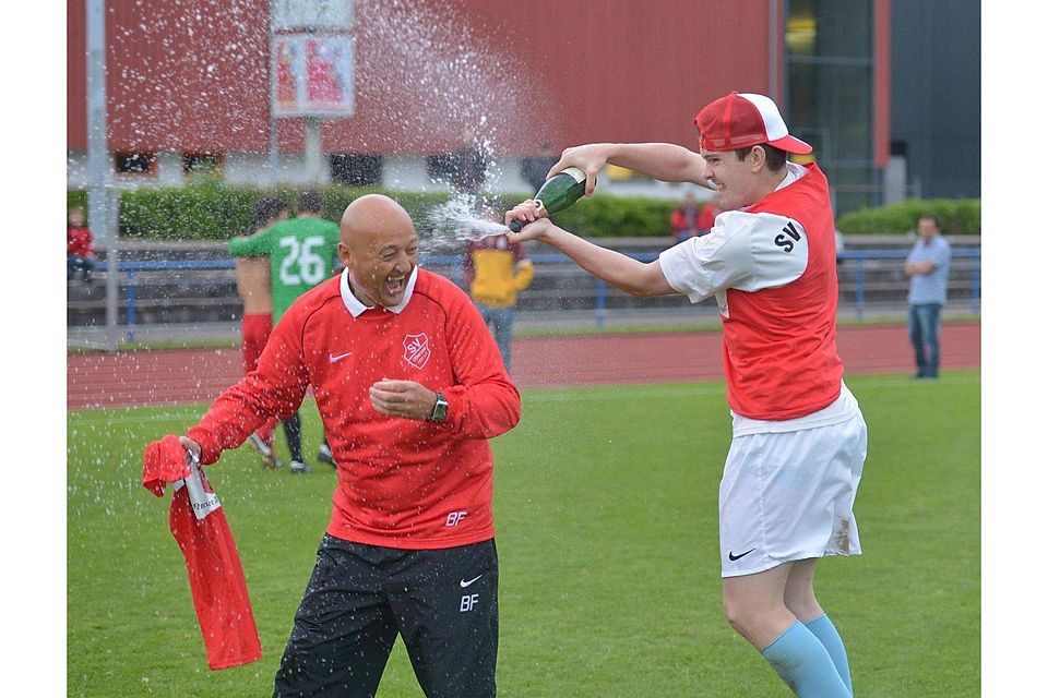 Mit dem Aufstieg in die Fußball-Kreisliga A feierte Trainer Bernd Fähnrich in der vergangenen Saison einen Erfolg mit dem SV Oberzell II. Derek Schuh/Archiv