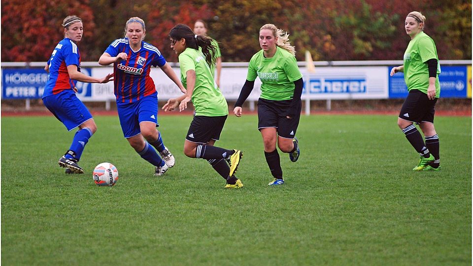 Kehrt mit dem FC Ellwangen zu ihren fußballerischen Wurzeln nach Hohenmemmingen zurück: Tatjana Hunger (zweite von links). Das Bild stammt aus dem Hinspiel, das 1:1 ausging. Foto: Thomas Langer