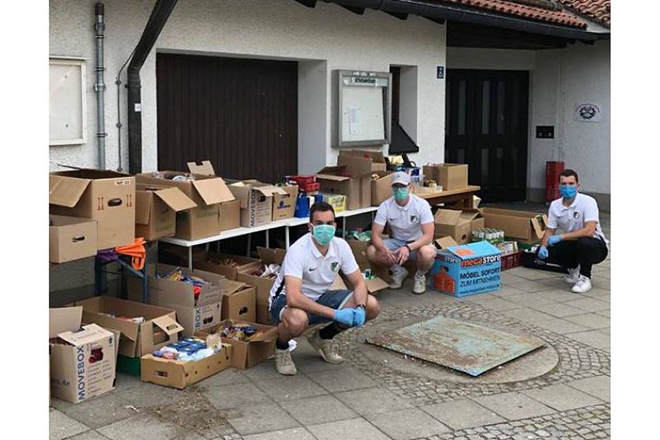 Ausgerüstet mit Schutzmasken verpackten die Fußballer die Lebensmittel in insgesamt 34 Umzugskartons.  TSV Brunnthal
