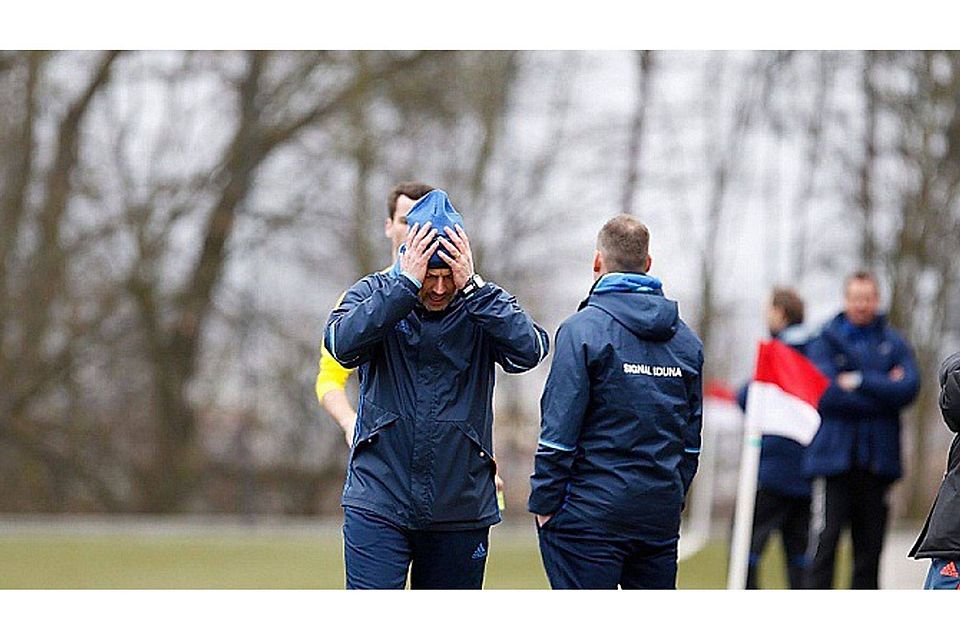 Kelsterbachs Coach Ralf Horst war zwischenzeitlich der Verzweiflung nahe. Foto: Lorenz.