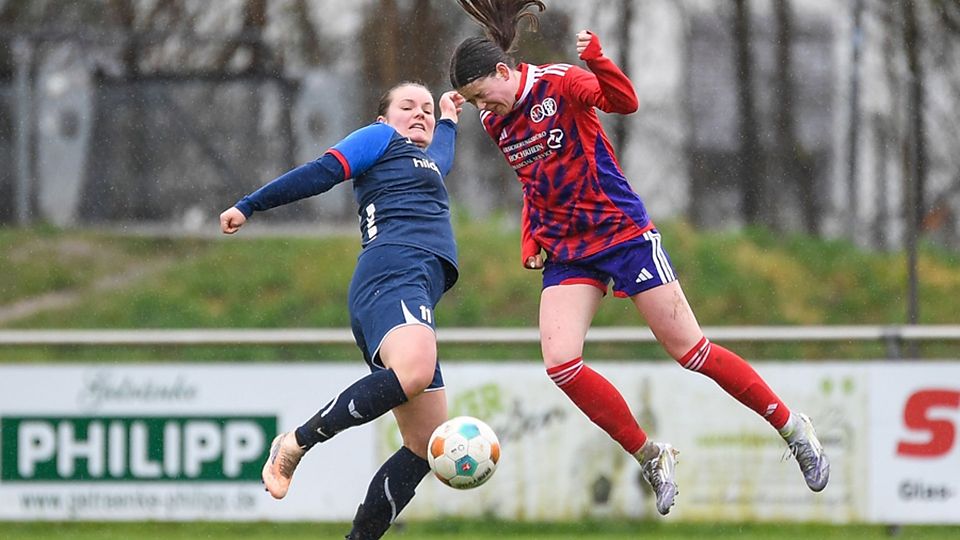  „Hatten das Spiel von Anfang an im Griff“: Verena Huber (rechts) traf für den SC Niederhof/Binzgen beim 3:2-Sieg beim FC Hauingen (mit Jette Loos). | Foto: Gerd Gründl