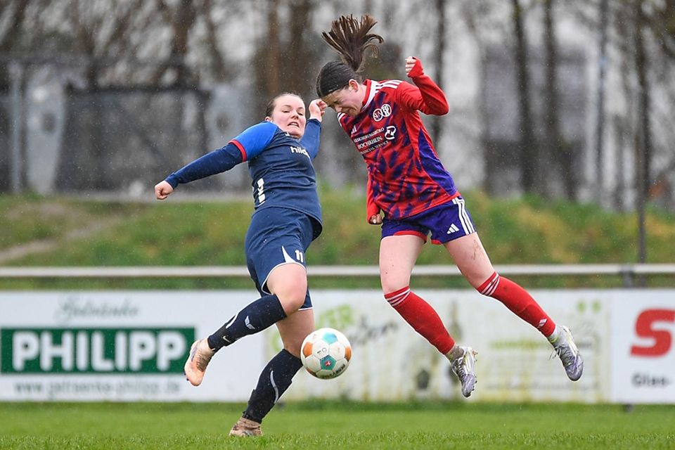  „Hatten das Spiel von Anfang an im Griff“: Verena Huber (rechts) traf für den SC Niederhof/Binzgen beim 3:2-Sieg beim FC Hauingen (mit Jette Loos). | Foto: Gerd Gründl