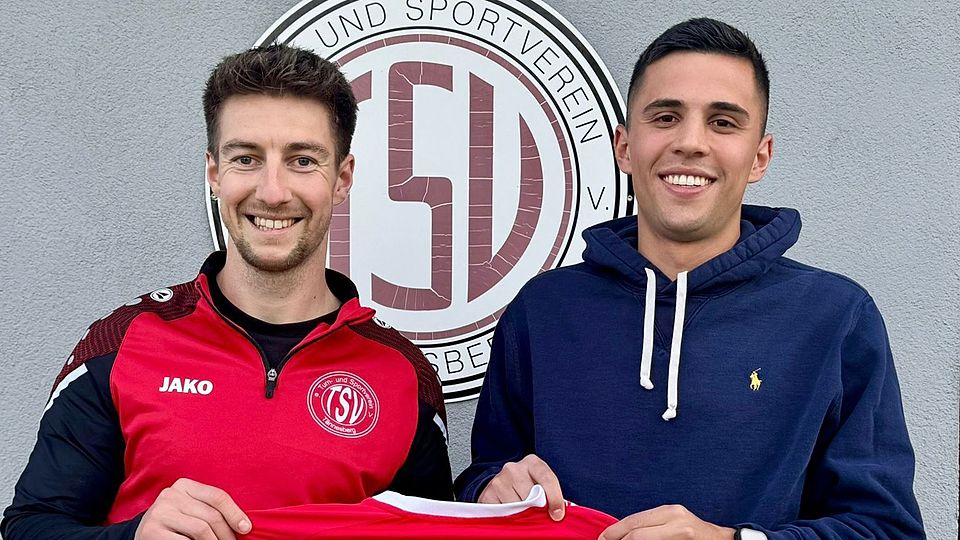 Künftig trägt er die Rückennummer 4: Spielertrainer André Klahn (links) heißt Michael Bündgens beim TSV Tännesberg willkommen.
