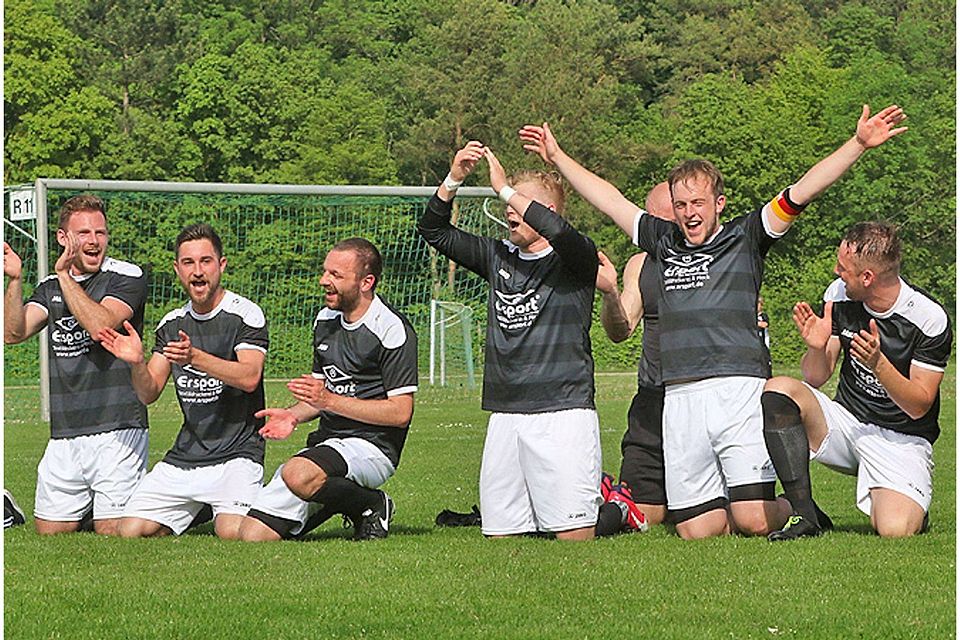 Geschafft: Die TG Viktoria Augsburg ist am Ziel ihrer Träume. Die Mannschaft steigt in die Bezirksliga auf.  Foto: Michael Hochgemuth