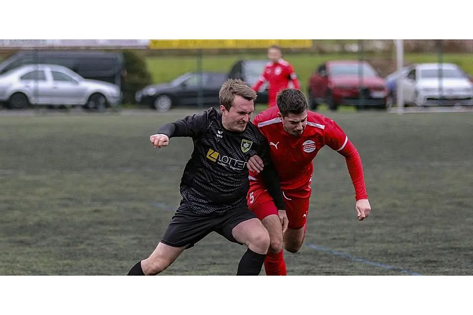 Silas Benedikt (l.) vom SSV Medenbach geht in dieser Szene gegen Joshua Engel vom SSV Sechshelden energisch zur Sache. Seine Mannschaft gastiert am Sonntag in Heuchelheim. Sechshelden empfängt am Freitag Burgsolms II. Foto: Lorenz Pietzsch © Lorenz Pietzsch