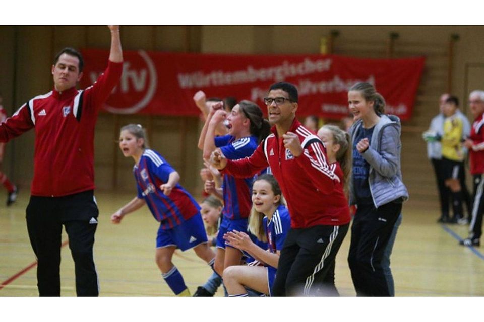 Jubel in Blau und Rot: Die D-Juniorinnen des FC Ellwangen haben sich den Landesmeistertitel beim VR-Talentiade-Cup gesichert, was die meisten der rund 600 Zuschauer gefreut hat Foto: Thomas Siedler