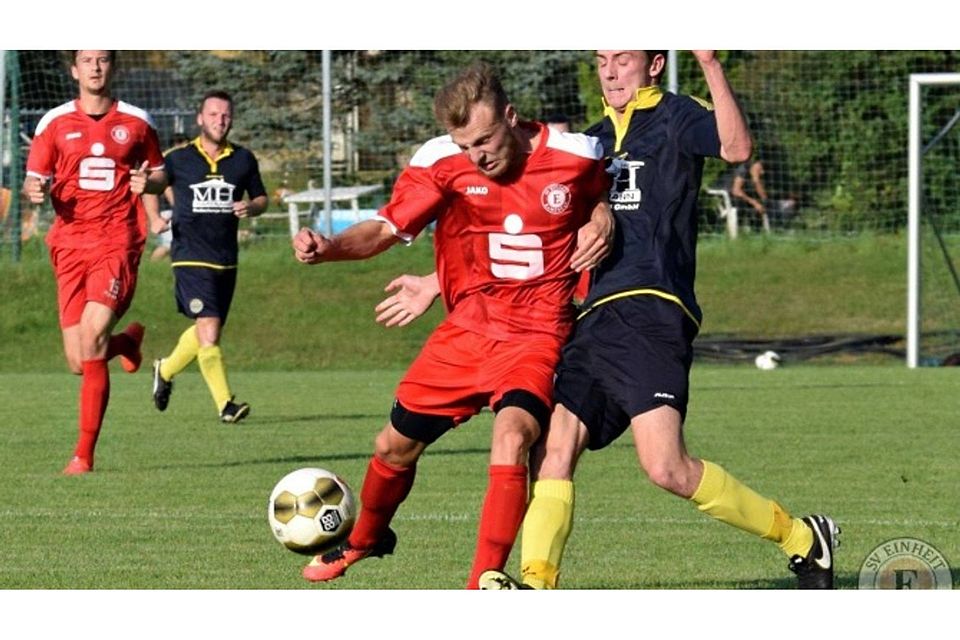 Kamenz (rot) und Großröhrsdorf (schwarz) spielen gegen Teams des FC Oberlausitz Neugersdorf. F: Sylvia Gerntke / Einheit Kamenz