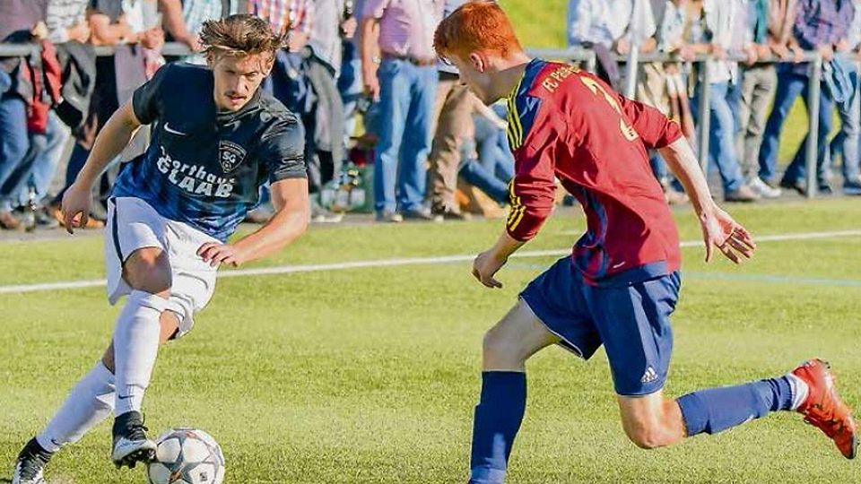 In der Nachspielzeit schlugen die Gäste aus Limbach, hier stellt Niklas Rech (rechts) den Thalexweiler Torjäger Marius Fries, eiskalt zu und entführten einen Punkt vom Spitzenreiter. Foto: Kerosino